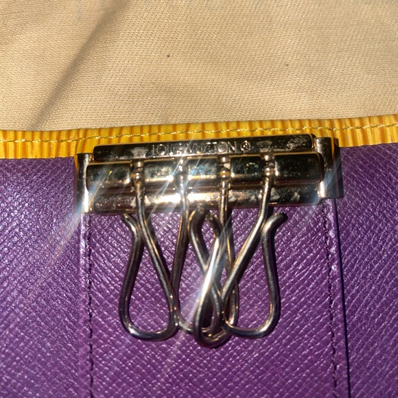 AUTHENTIC LOUIS VUITTON YELLOW EPI LEATHER 4 KEY RING KEY HOLDER - Picture 5 of 13